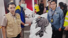 Yuswati Darjat Acu didampingi petugas Kementerian Pelindungan Pekerja Migran Indonesia 
