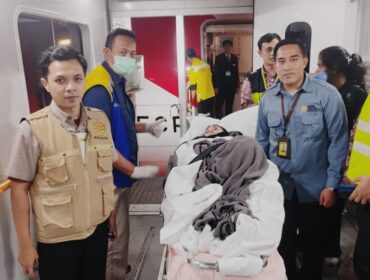 Yuswati Darjat Acu didampingi petugas Kementerian Pelindungan Pekerja Migran Indonesia 