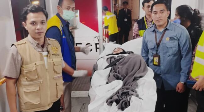 Yuswati Darjat Acu didampingi petugas Kementerian Pelindungan Pekerja Migran Indonesia 
