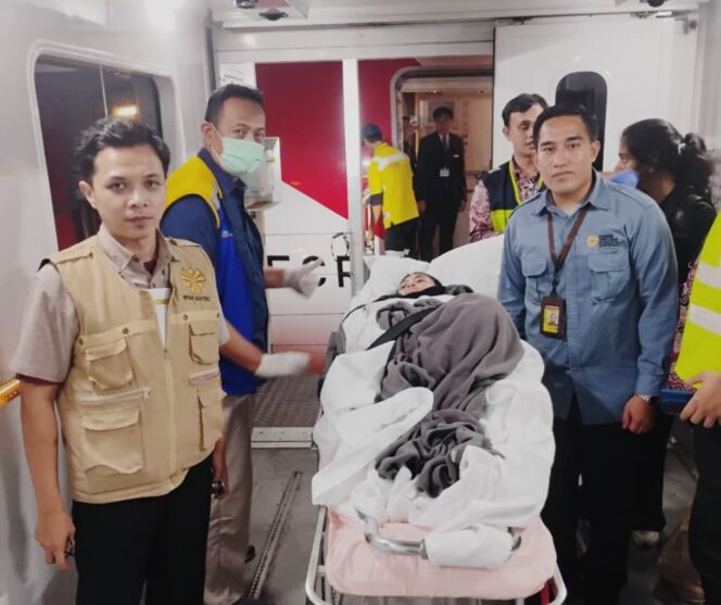 
					Yuswati Darjat Acu didampingi petugas Kementerian Pelindungan Pekerja Migran Indonesia 