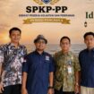 Ketua Umum Serikat Pekerja Kelautan dan Perikanan Perisai Pancasila, Nursalim (bertopi)