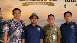 Ketua Umum Serikat Pekerja Kelautan dan Perikanan Perisai Pancasila, Nursalim (bertopi)