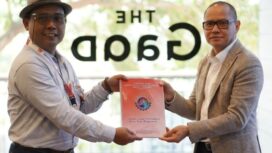 Ketua SPKP PP, Nursalim, menyerahkan usulan RUU PPMI kepada Menteri Mukhtarudin