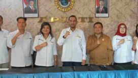 Ketua Umum DPP APJATI, Said Saleh Alwaini (tengah) bersama Pengurus