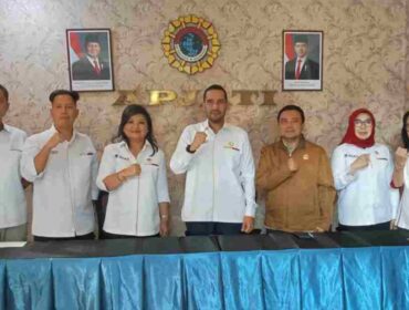Ketua Umum DPP APJATI, Said Saleh Alwaini (tengah) bersama Pengurus