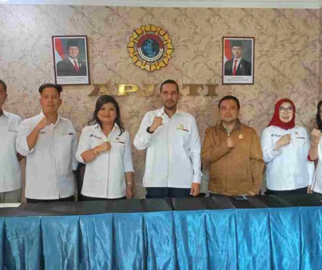 
					Ketua Umum DPP APJATI, Said Saleh Alwaini (tengah) bersama Pengurus