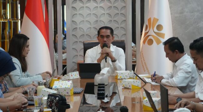 Sekretaris Jenderal KP2MI, Dwiyono, menerima audiensi dari Bakom RI di Kantor KP2MI | Sumber KP2MI