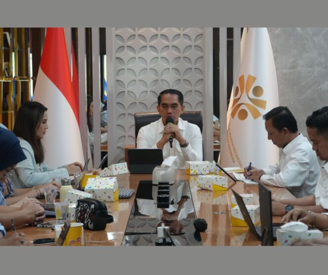 
					Sekretaris Jenderal KP2MI, Dwiyono, menerima audiensi dari Bakom RI di Kantor KP2MI | Sumber KP2MI