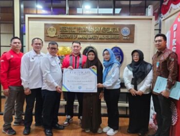 Serah terima santunan asuransi pelaut Indonesia kepada ahli waris di Kemenhub