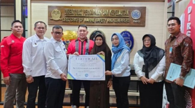 Serah terima santunan asuransi pelaut Indonesia kepada ahli waris di Kemenhub
