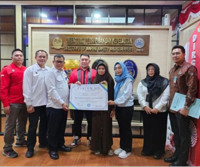 
					Serah terima santunan asuransi pelaut Indonesia kepada ahli waris di Kemenhub
