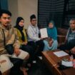 Ketum SPKP Nursalim dan Dirut PT Prima Dhani Bahari Slamet Warsito Serahkan Santunan Asuransi Kepada Ibu Kandung ABK Migran