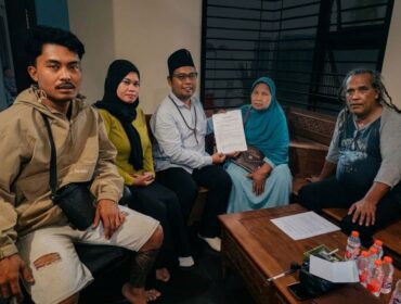 Ketum SPKP  Nursalim dan Dirut PT Prima Dhani Bahari Slamet Warsito Serahkan Santunan Asuransi Kepada Ibu Kandung ABK Migran