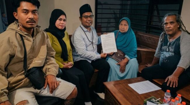 Ketum SPKP  Nursalim dan Dirut PT Prima Dhani Bahari Slamet Warsito Serahkan Santunan Asuransi Kepada Ibu Kandung ABK Migran