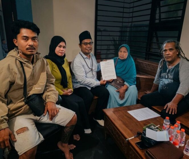 
					Ketum SPKP  Nursalim dan Dirut PT Prima Dhani Bahari Slamet Warsito Serahkan Santunan Asuransi Kepada Ibu Kandung ABK Migran