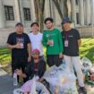 Aktivis Volunteer Indonesia di Taiwan, memungut sampah secara sukarela di berbagai kegiatan sosial
