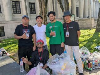 Aktivis Volunteer Indonesia di Taiwan, memungut sampah secara sukarela di berbagai kegiatan sosial