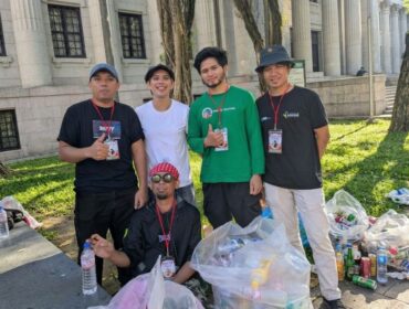 Aktivis Volunteer Indonesia di Taiwan, memungut sampah secara sukarela di berbagai kegiatan sosial