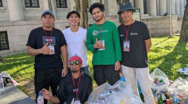 Aktivis Volunteer Indonesia di Taiwan, memungut sampah secara sukarela di berbagai kegiatan sosial