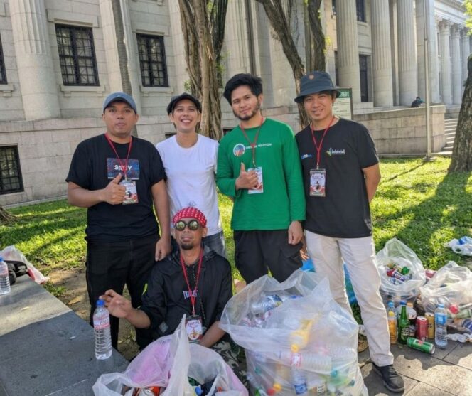 
					Aktivis Volunteer Indonesia di Taiwan, memungut sampah secara sukarela di berbagai kegiatan sosial