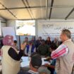 Samah saat menghadiri sesi dialog bersama warga di lokasi pengungsian. Sumber: Ma’an Development Center