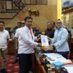 Ketum SAKTI, Syofyan El Comandante, menyerahkan dokumen usulan pelindungan Pelaut Awak Kapal kepada Drg Putih Sari