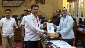 Ketum SAKTI, Syofyan El Comandante, menyerahkan dokumen usulan pelindungan Pelaut Awak Kapal kepada Drg Putih Sari