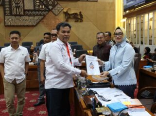 Ketum SAKTI, Syofyan El Comandante, menyerahkan dokumen usulan pelindungan Pelaut Awak Kapal kepada Drg Putih Sari