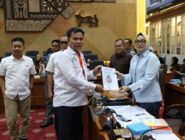 Ketum SAKTI, Syofyan El Comandante, menyerahkan dokumen usulan pelindungan Pelaut Awak Kapal kepada Drg Putih Sari