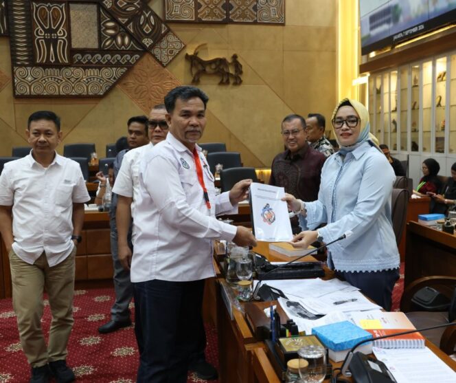 
					Ketum SAKTI, Syofyan El Comandante, menyerahkan dokumen usulan pelindungan Pelaut Awak Kapal kepada Drg Putih Sari