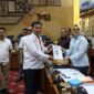 Ketum SAKTI, Syofyan El Comandante, menyerahkan dokumen usulan pelindungan Pelaut Awak Kapal kepada Drg Putih Sari