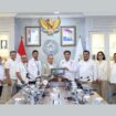 Ketua Uumu Sakti Syofyan El Comandante menyerahkan usulan kepada Menteri Pelindungan Pekerja Migran Indonesia, Drs Mukhtarudin | Istimewa