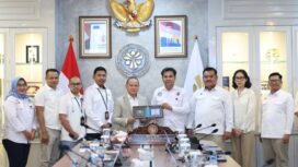 Ketua Uumu Sakti Syofyan El Comandante menyerahkan usulan kepada Menteri Pelindungan Pekerja Migran Indonesia, Drs Mukhtarudin | Istimewa