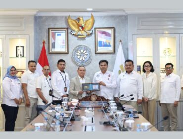 Ketua Uumu Sakti Syofyan El Comandante menyerahkan usulan kepada Menteri Pelindungan Pekerja Migran Indonesia, Drs Mukhtarudin | Istimewa