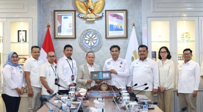 Ketua Uumu Sakti Syofyan El Comandante menyerahkan usulan kepada Menteri Pelindungan Pekerja Migran Indonesia, Drs Mukhtarudin | Istimewa