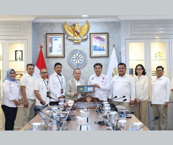 
					Ketua Uumu Sakti Syofyan El Comandante menyerahkan usulan kepada Menteri Pelindungan Pekerja Migran Indonesia, Drs Mukhtarudin | Istimewa