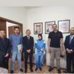 Susi Bt Uci (tengah) bersama Atnaker Ahmad Fauzi di samping kirinya, Polisi Anti Trafficking dan Asosiasi Pengacara di samping kanannya | Istimewa