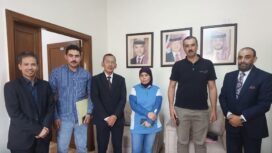 Susi Bt Uci (tengah) bersama Atnaker Ahmad Fauzi di samping kirinya, Polisi Anti Trafficking dan Asosiasi Pengacara di samping kanannya | Istimewa