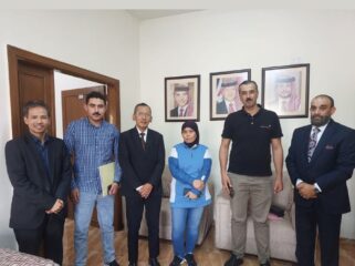 Susi Bt Uci (tengah) bersama Atnaker Ahmad Fauzi di samping kirinya, Polisi Anti Trafficking dan Asosiasi Pengacara di samping kanannya | Istimewa
