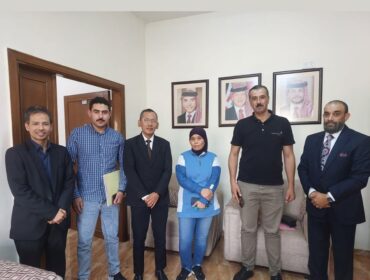 Susi Bt Uci (tengah) bersama Atnaker Ahmad Fauzi di samping kirinya, Polisi Anti Trafficking dan Asosiasi Pengacara di samping kanannya | Istimewa