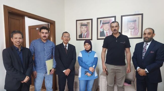 Susi Bt Uci (tengah) bersama Atnaker Ahmad Fauzi di samping kirinya, Polisi Anti Trafficking dan Asosiasi Pengacara di samping kanannya | Istimewa