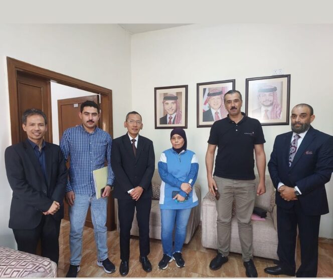 
					Susi Bt Uci (tengah) bersama Atnaker Ahmad Fauzi di samping kirinya, Polisi Anti Trafficking dan Asosiasi Pengacara di samping kanannya | Istimewa
