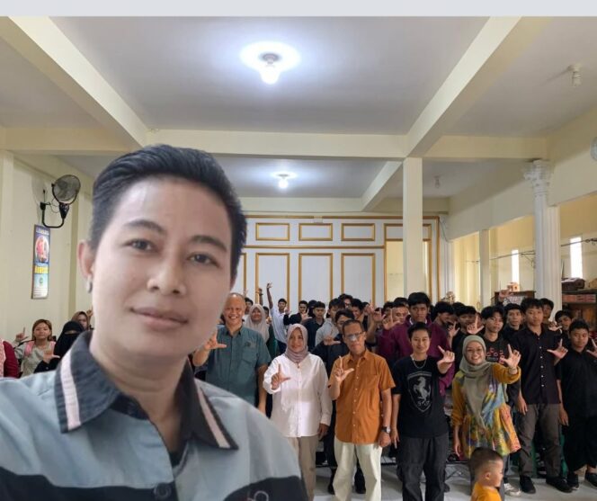 
					Atan dan Peserta Sosialisasi Migrasi Aman