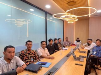 Ketua Umum Serikat Pekerja Migran Indonesia (SPMI), Sujarwo (kedua kiri) beserta jajaran