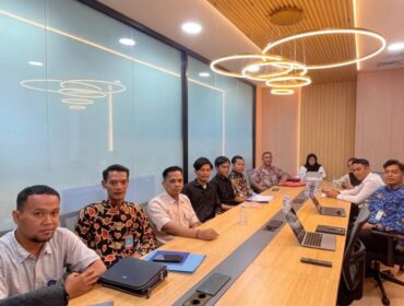Ketua Umum Serikat Pekerja Migran Indonesia (SPMI), Sujarwo (kedua kiri) beserta jajaran