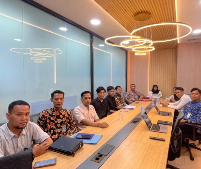 
					Ketua Umum Serikat Pekerja Migran Indonesia (SPMI), Sujarwo (kedua kiri) beserta jajaran