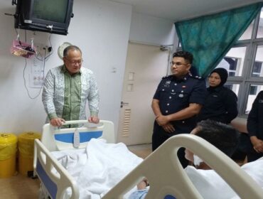 Dubes RI untuk Malaysia Raden Dato' Mohammad Iman Hascarya Kusumo (tengah) menjenguk PMI berinisial SR, yang di rawat di rumah sakit di Malaysia, Selasa (27/10/2026). 