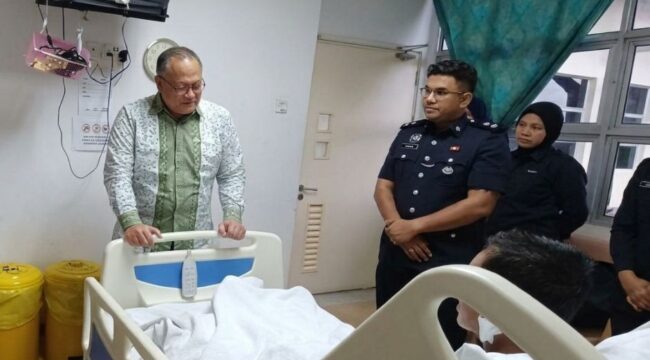 Dubes RI untuk Malaysia Raden Dato' Mohammad Iman Hascarya Kusumo (tengah) menjenguk PMI berinisial SR, yang di rawat di rumah sakit di Malaysia, Selasa (27/10/2026). 