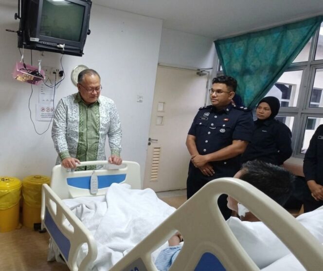 
					Dubes RI untuk Malaysia Raden Dato' Mohammad Iman Hascarya Kusumo (tengah) menjenguk PMI berinisial SR, yang di rawat di rumah sakit di Malaysia, Selasa (27/10/2026). 