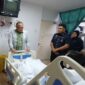 Dubes RI untuk Malaysia Raden Dato' Mohammad Iman Hascarya Kusumo (tengah) menjenguk PMI berinisial SR, yang di rawat di rumah sakit di Malaysia, Selasa (27/10/2026). 